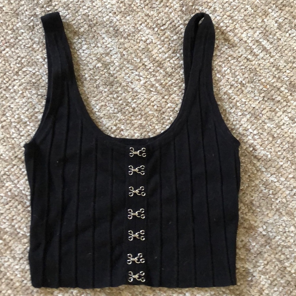 Black cropped tank